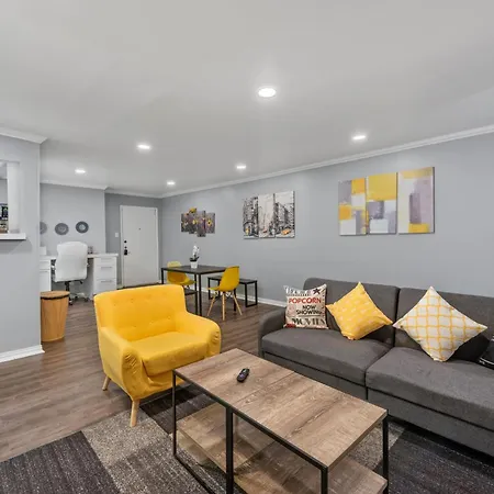 Stylish 2-Bedroom Apartment Near Toyota Center And Med Center